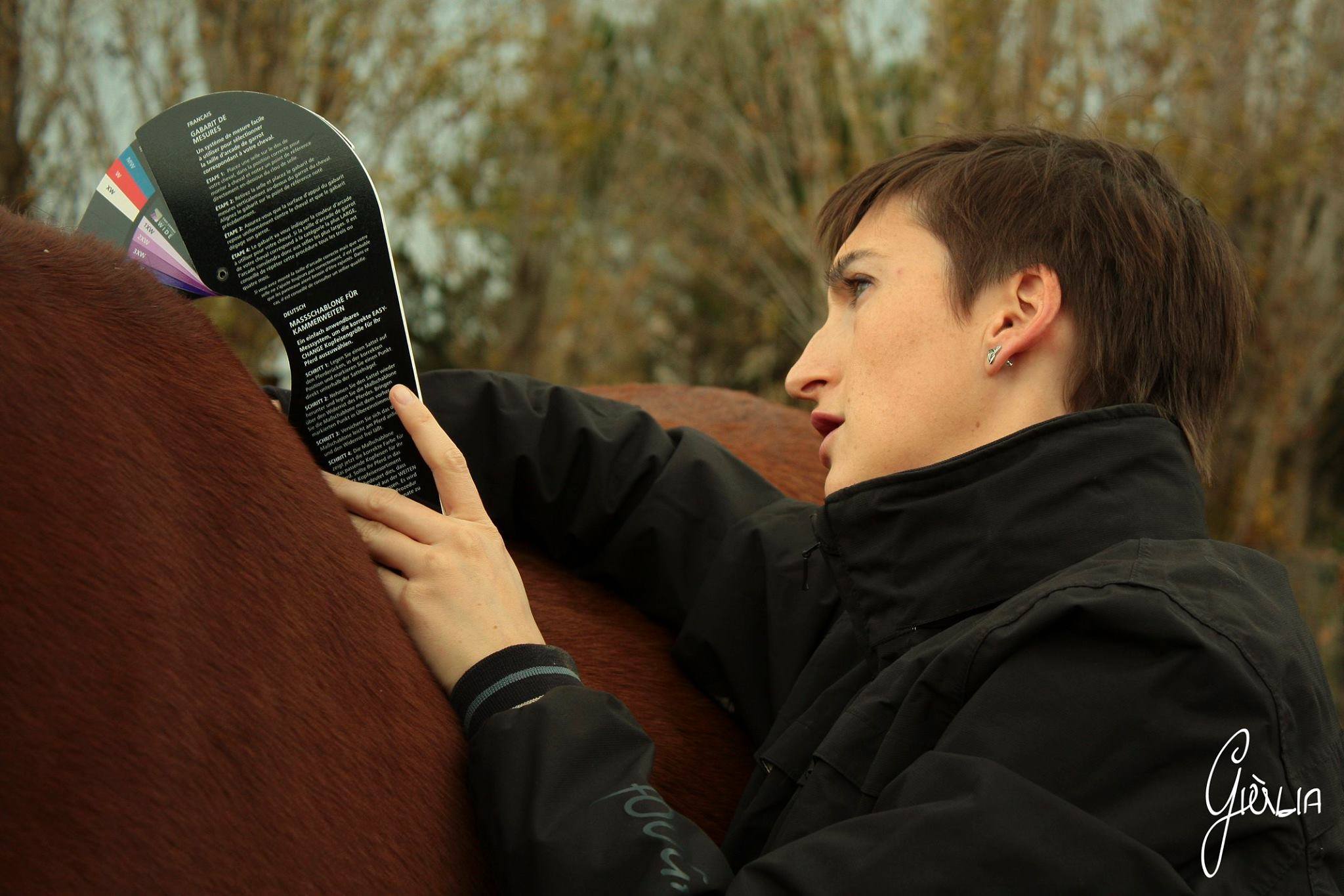 photo d'isabelle prenant les mesures d'un cheval